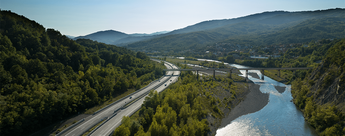 Autostrada con fiume